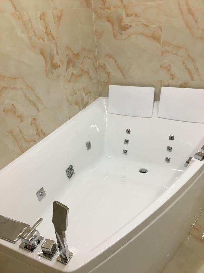 4-Room Jacuzzi Apartment Lviv Kültér fotó