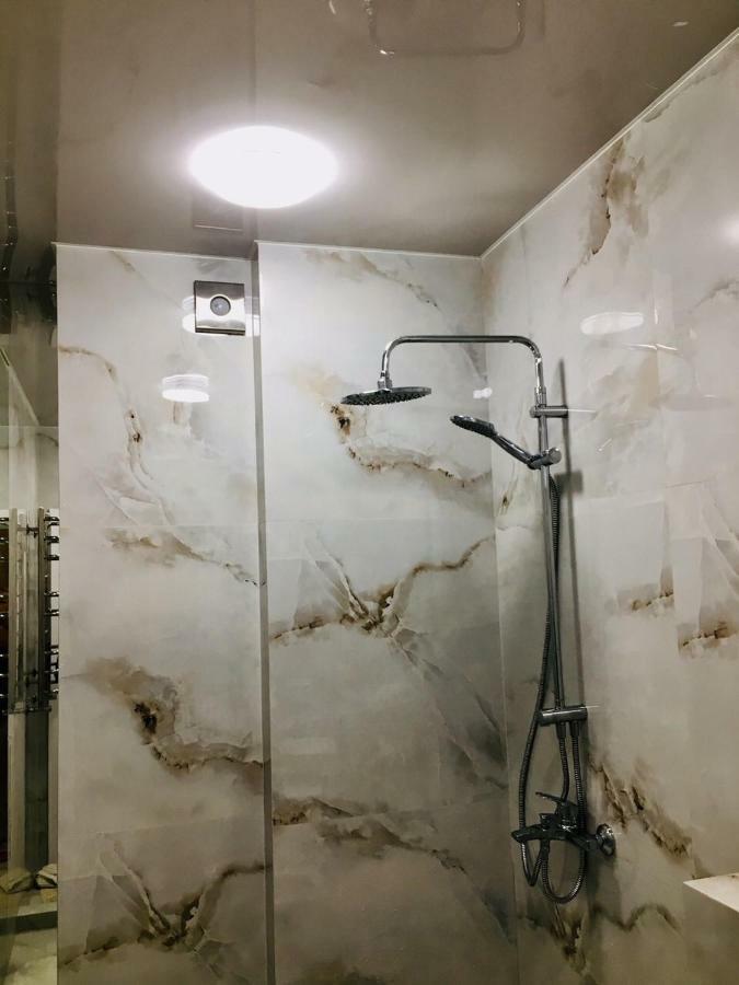 4-Room Jacuzzi Apartment Lviv Kültér fotó